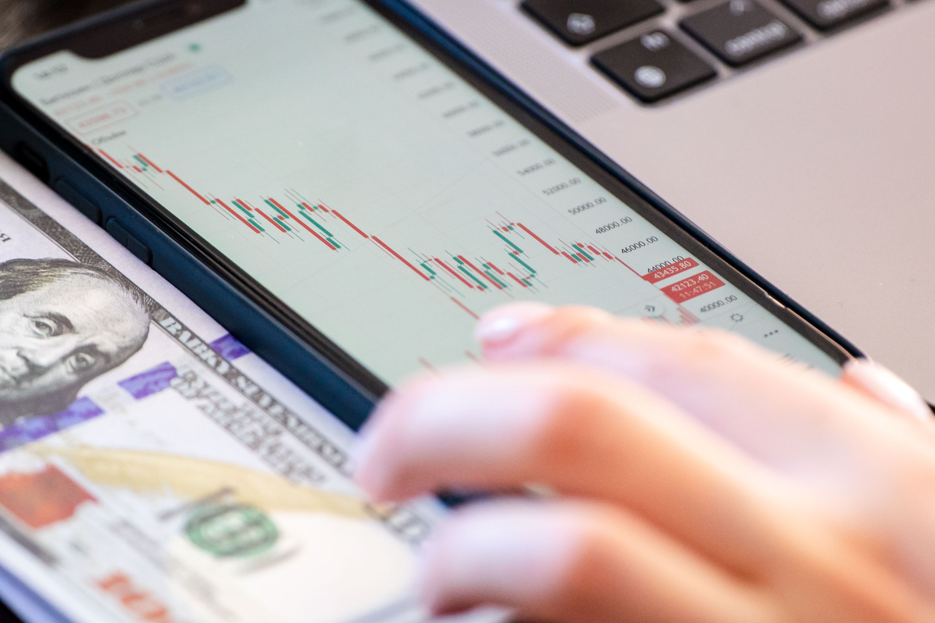 Phân Tích Kỹ Thuật USD/INR: Rupee Thách Thức Cú Sốc Dầu Thô Khi Tam Giác Thu Hẹp