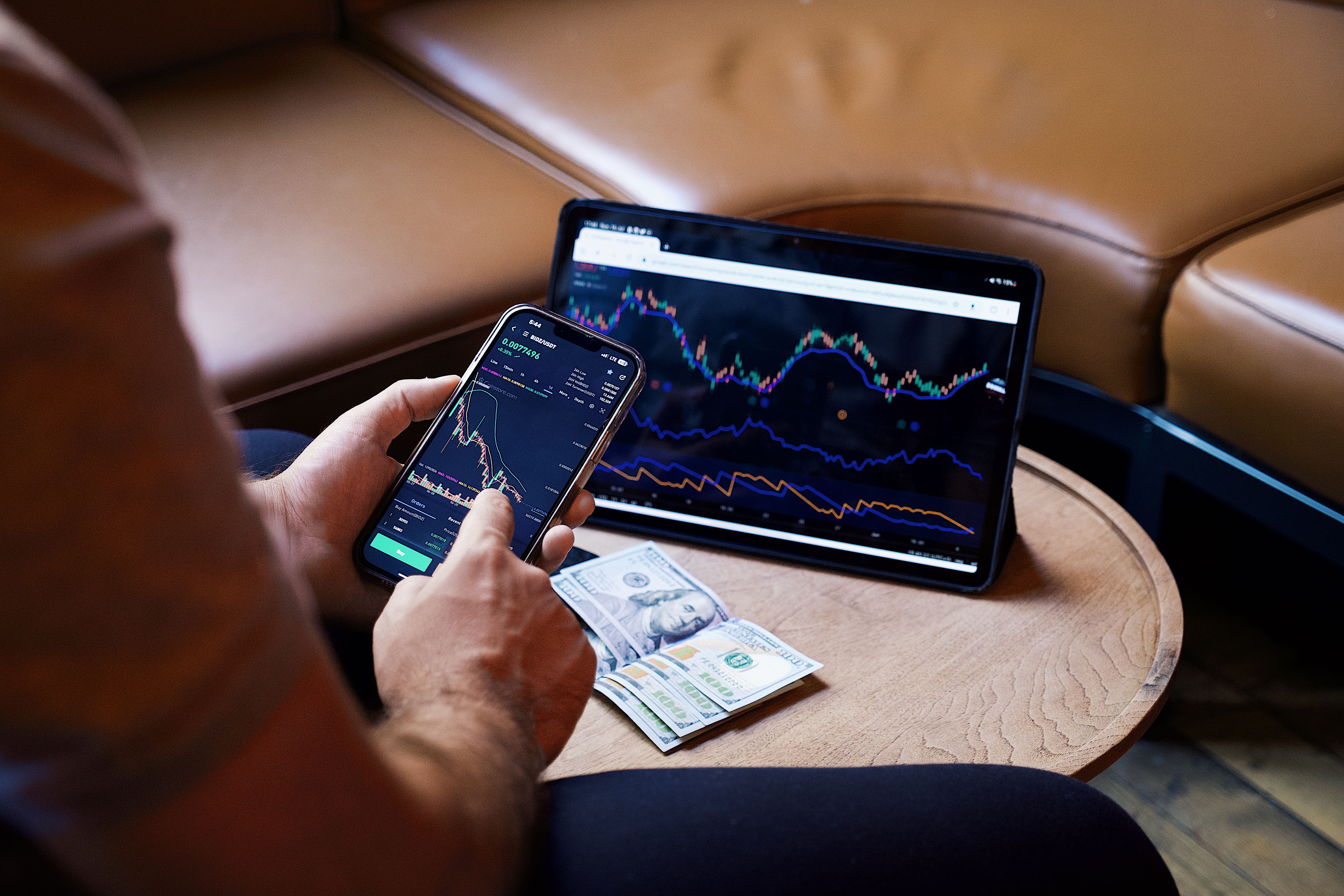 Analisis Teknis XAU/USD: Emas Jebol $4,200 Saat Risiko Geopolitik Memicu Repricing Hawkish