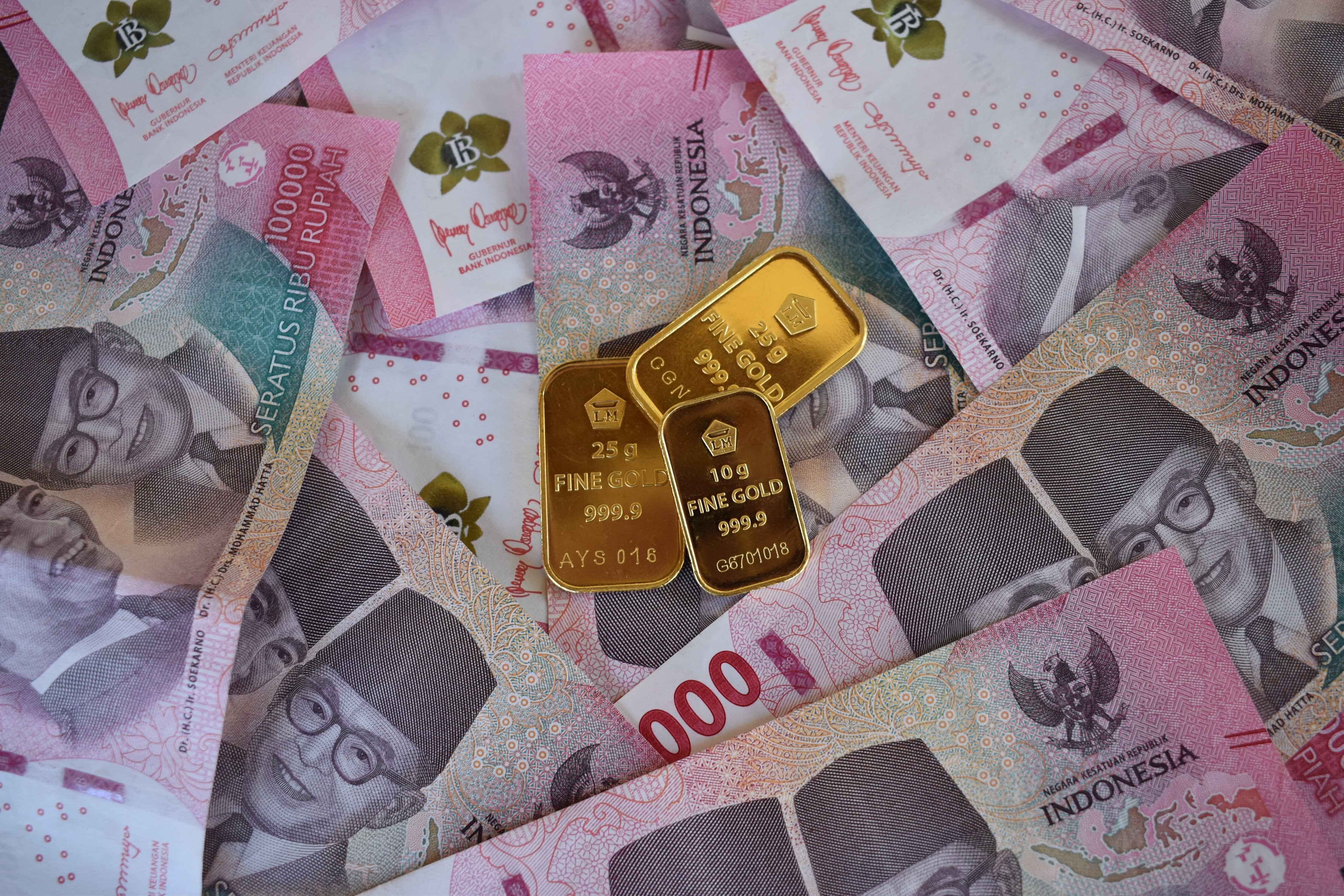 Gold Edges Higher as US-Iran Deal Dents Rate Hike Bets