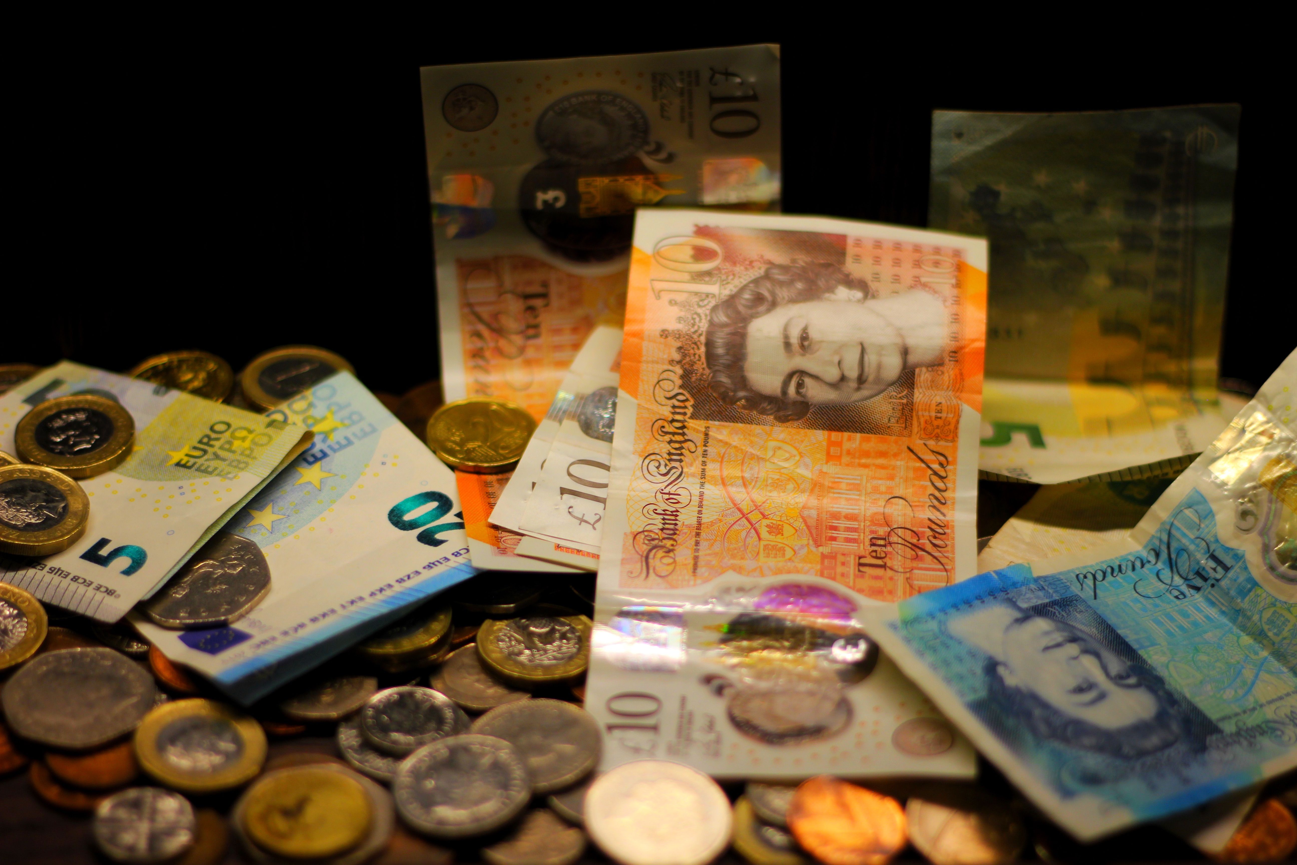 GBP/USD giảm xuống dưới 1.3200 do khoảng trống chính trị tại Anh và PMI yếu gây áp lực lên bảng Anh