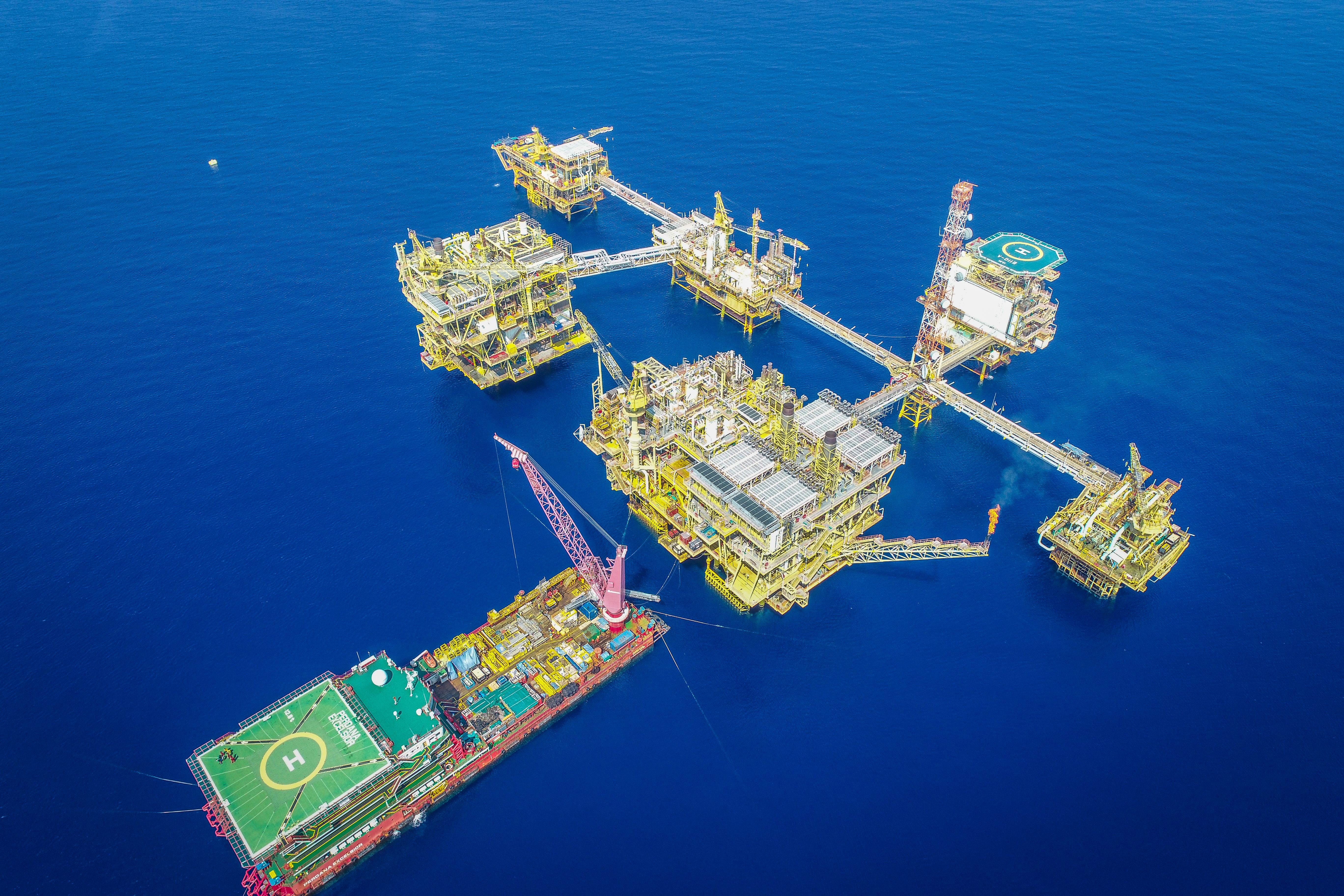 WTI Crude Extends Gains to Near $71.50 as Strait of Hormuz Security Concerns Support Oil Prices