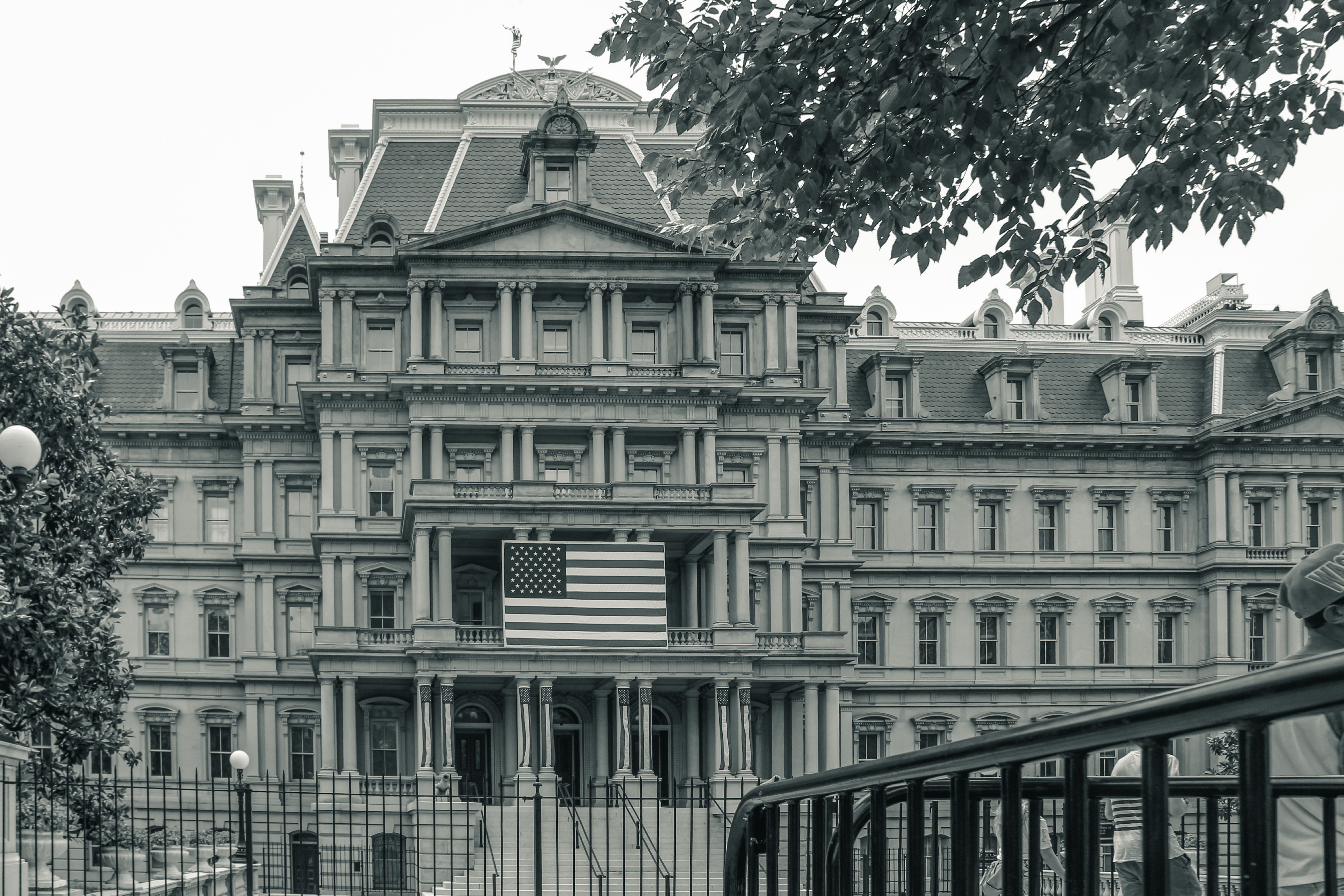 GBP/USD Holds Below 1.3200 as UK Political Uncertainty Offsets Dollar Strength