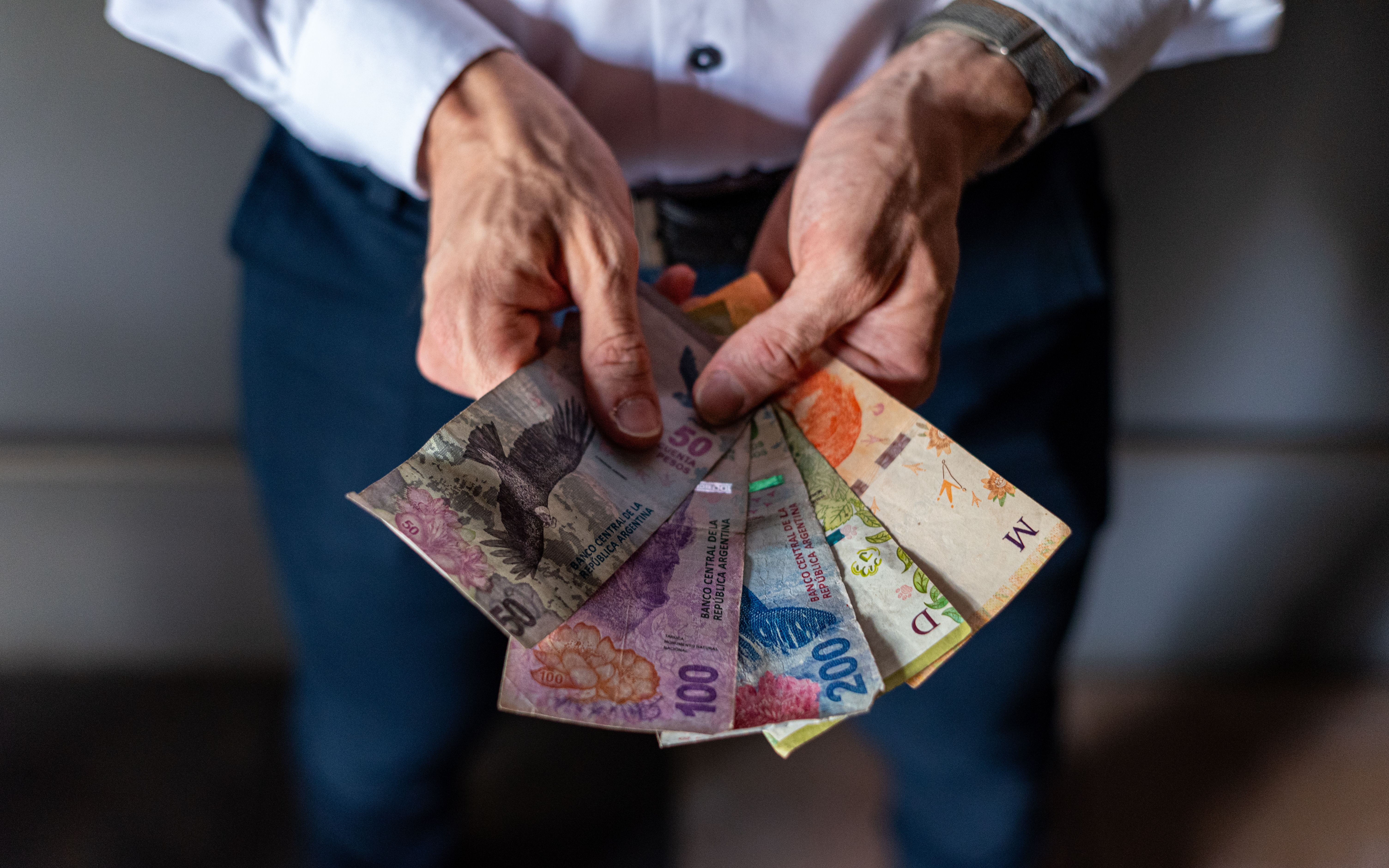 Swiss Franc Edges Lower Toward 0.8100 Despite Strong Swiss Retail Sales