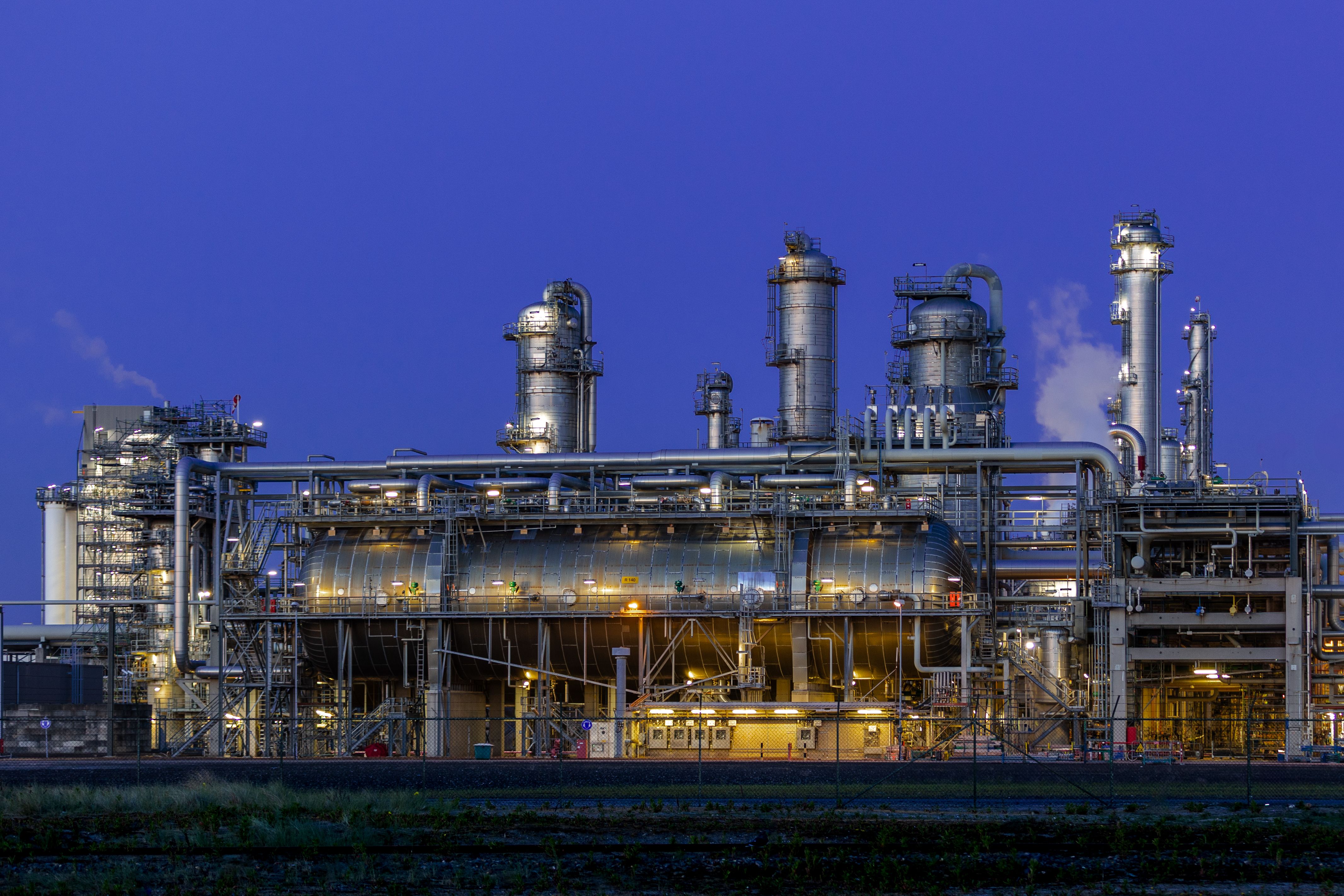 Oil Jumps 3.5% as Futures Curve Reflects Ongoing Supply Concerns