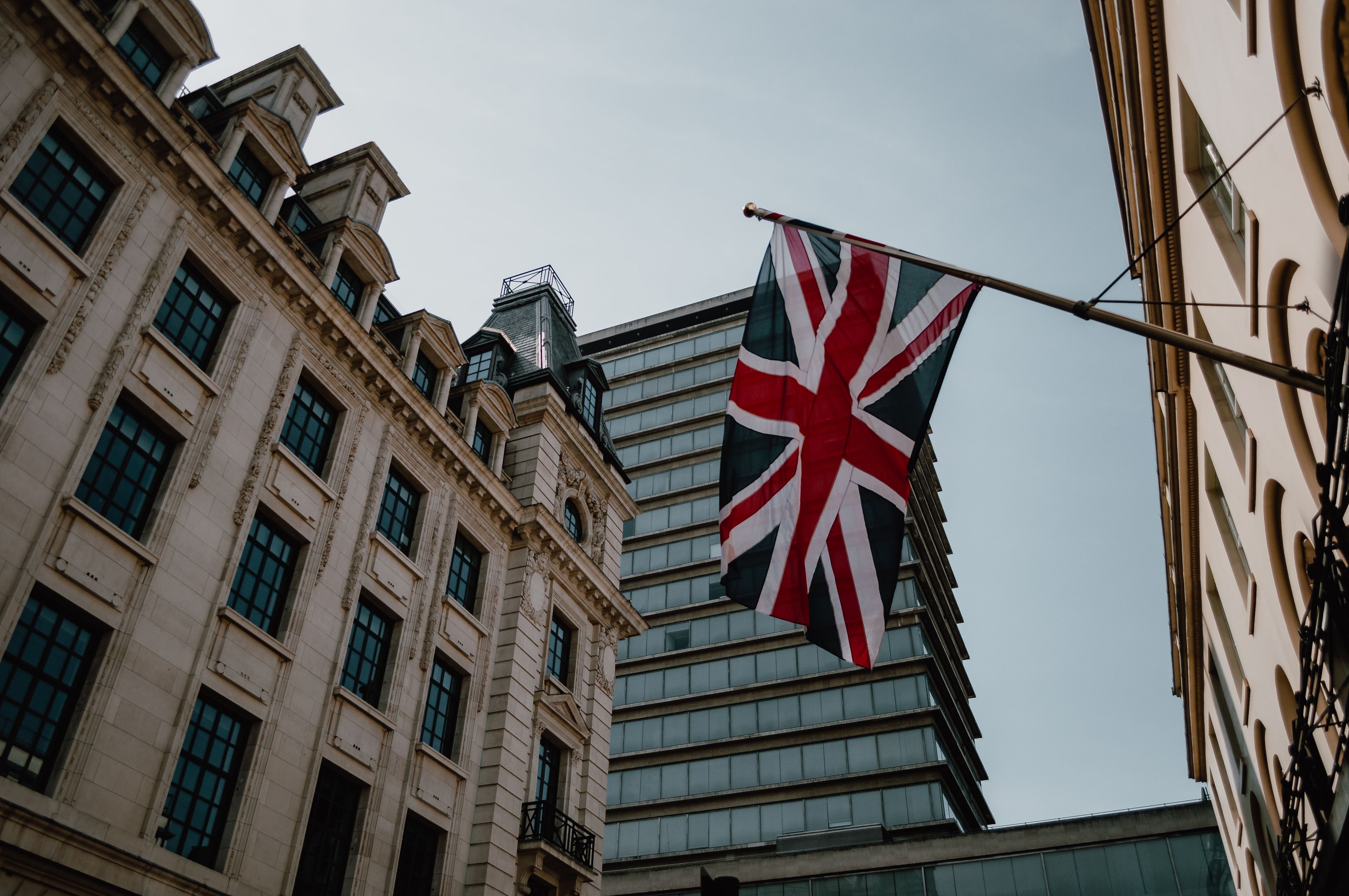UK Growth Exceeds Forecasts in May as Services Offset Weakness in Industry