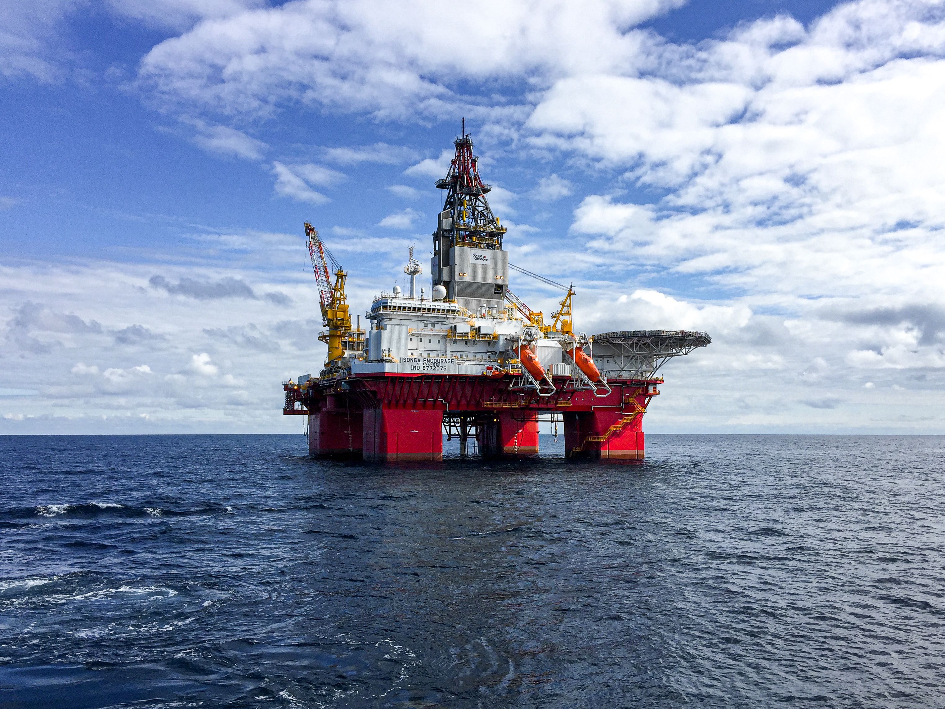 Oil Heads for Weekly Gain of More Than 10% Amid Escalating U.S.-Iran Tensions