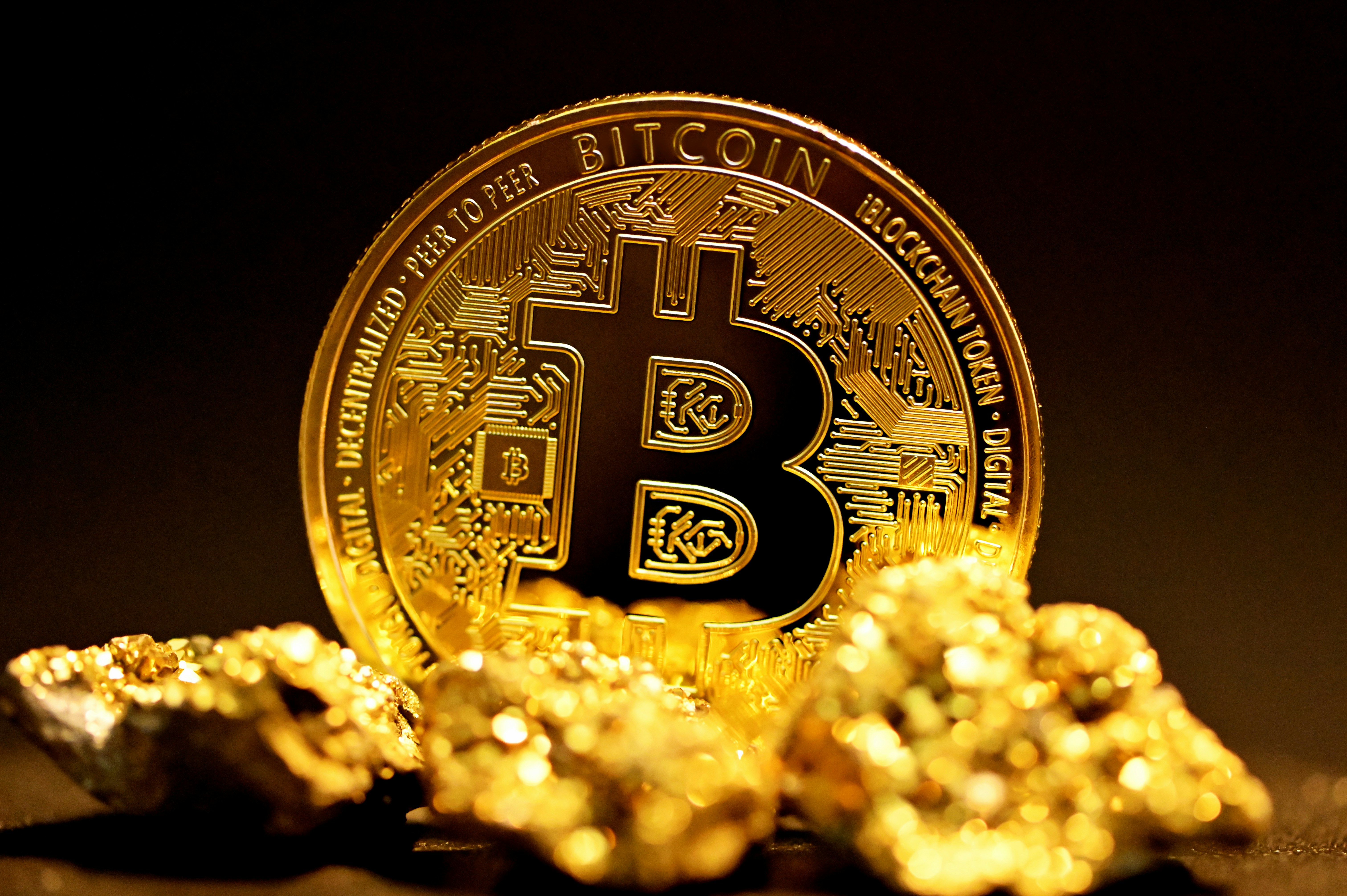 Bitcoin Giao Dịch Gần Vùng Hỗ Trợ 63.100 USD Khi Mô Hình Tam Giác Giảm Dần Hình Thành