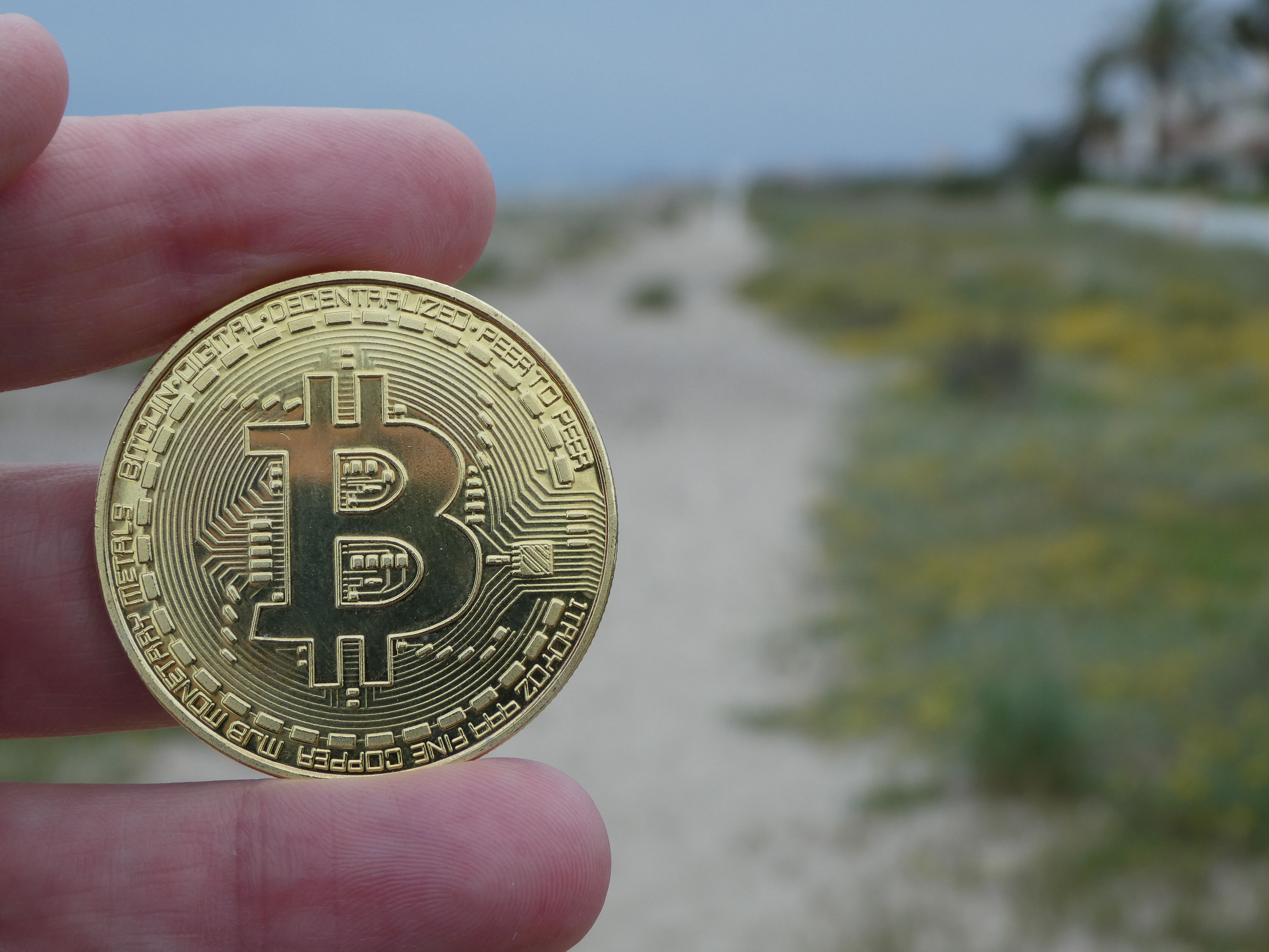 Bitcoin Giảm Xuống Dưới 62.000 USD Khi Cổ Phiếu Công Nghệ Lao Dốc và Thị Trường Tiền Điện Tử Suy Yếu Trước Quyết Định Của Fed