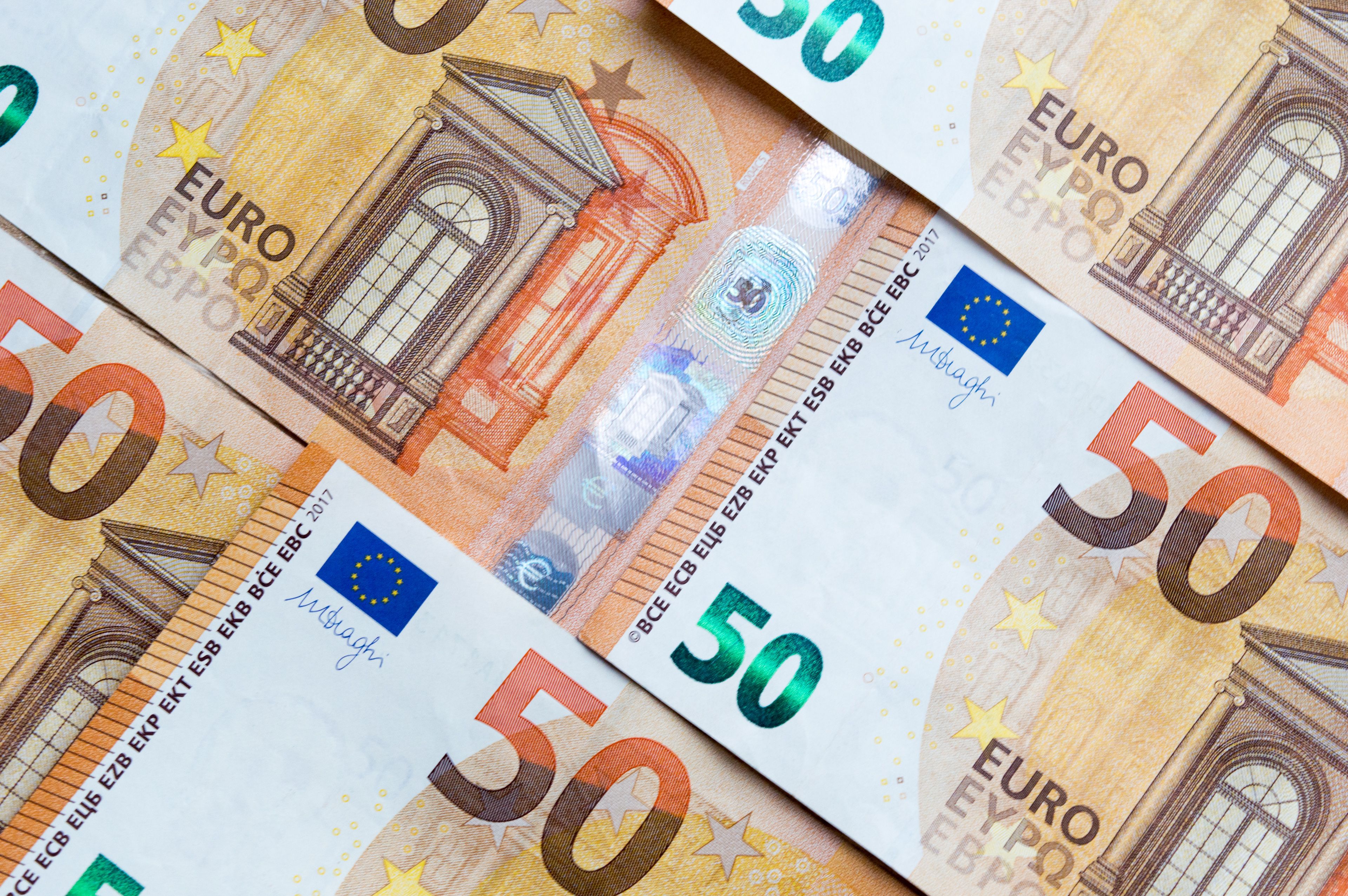 EUR/USD Tiến Gần Mức Cao Nhất Trong Hai Tuần Khi Kỳ Vọng Fed Ít Thắt Chặt Hơn, Trong Khi Các Ngưỡng Kháng Cự Kỹ Thuật Vẫn Được Theo Dõi