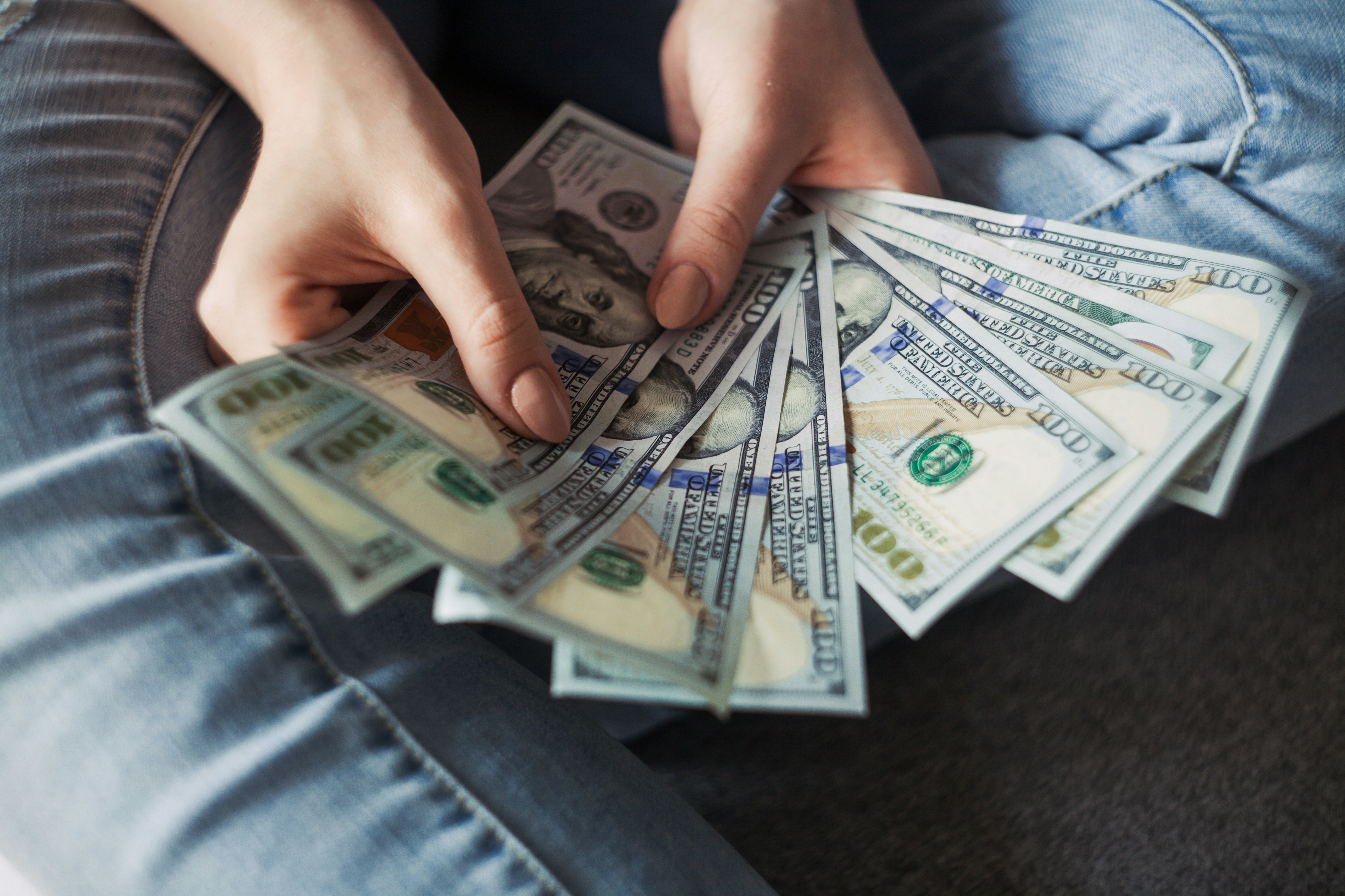 Đồng USD ghi nhận mức giảm mạnh nhất trong gần bốn tuần sau khi Fed giữ nguyên lãi suất