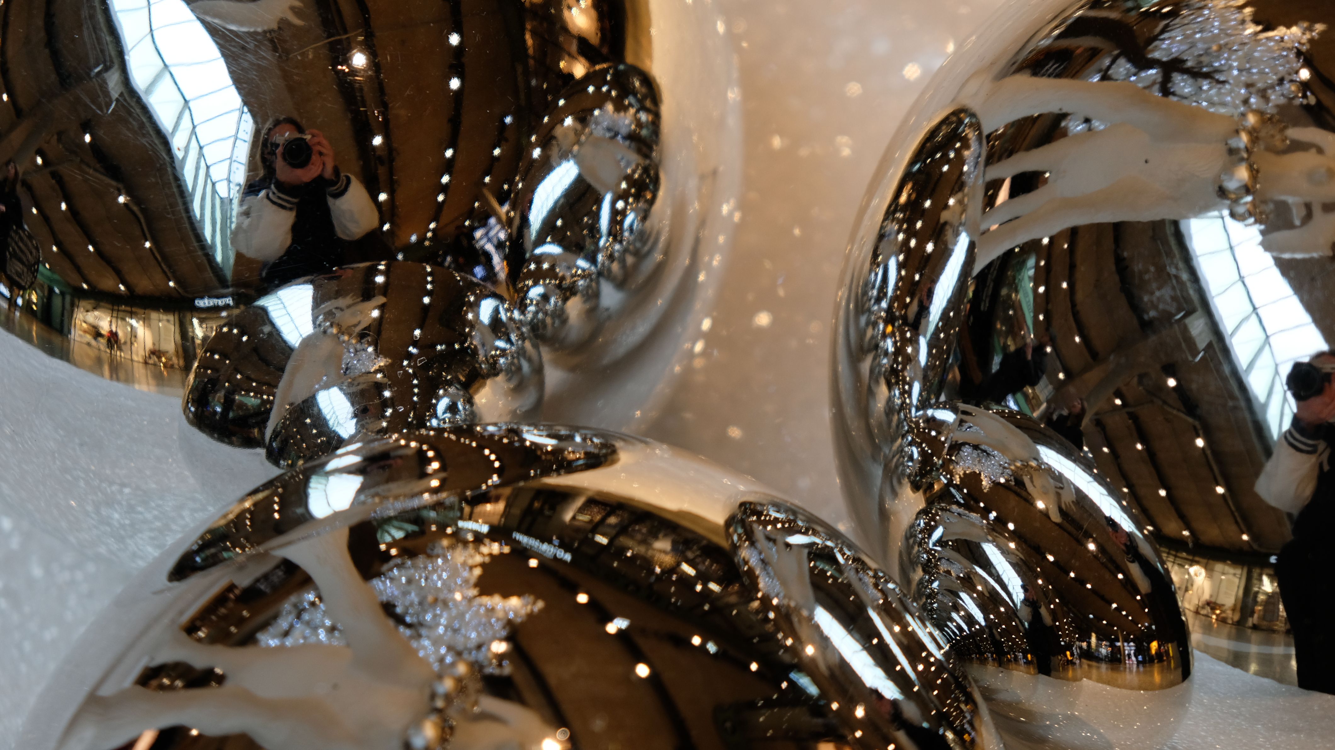 Silver Rally Gains Momentum as Softer Fed Bets and Industrial Demand Support Prices
